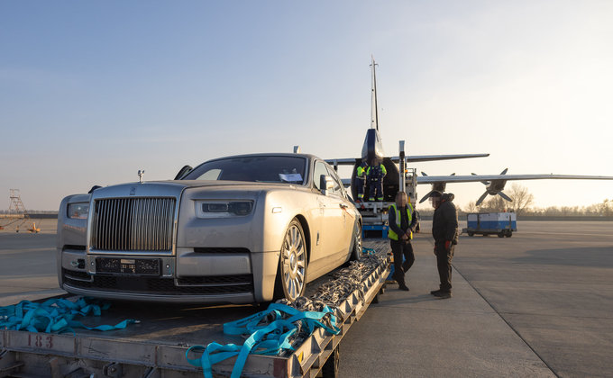 Rolls-Royce в самолете. Украина передала Германии суперкары по делу о мошенничестве: видео