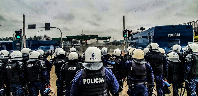 Під час штурму кордону Польщі мігрантами постраждали семеро польських поліцейських: відео - Фото