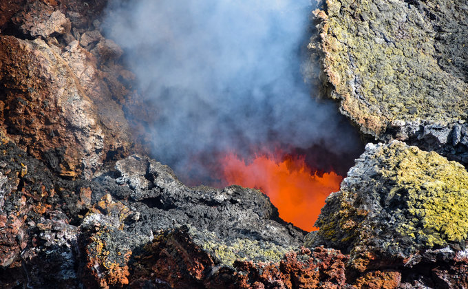 Украинские летчики посадили вертолет на кратер вулкана: впечатляющий взгляд в "ад" – фото