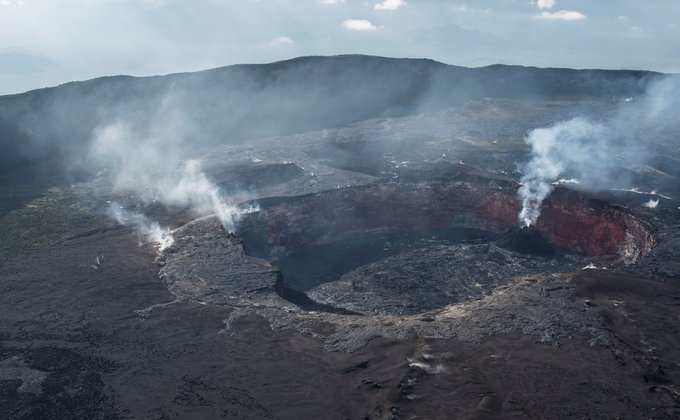 Українські льотчики посадили гелікоптер на кратер вулкану: вражаючий погляд у "пекло" – фото