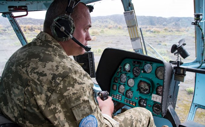 Українські льотчики посадили гелікоптер на кратер вулкану: вражаючий погляд у "пекло" – фото