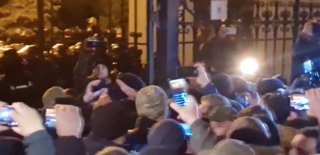 У Києві учасники акції пам'яті Небесної сотні прийшли на Банкову, їх не пускали: відео - Фото