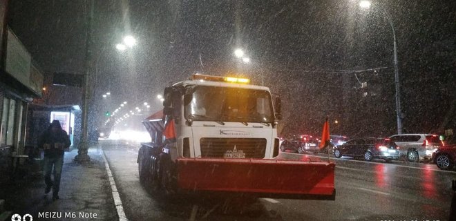 В Киеве прошел первый снег: коммунальщики убирают, город встал в пробках – карта, фото - Фото