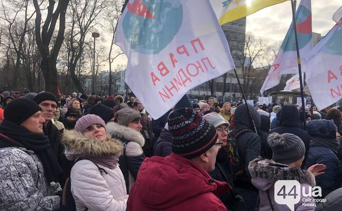 В Киеве протест противников вакцинации и карантина. Начали у Рады, пришли к СБУ – фото