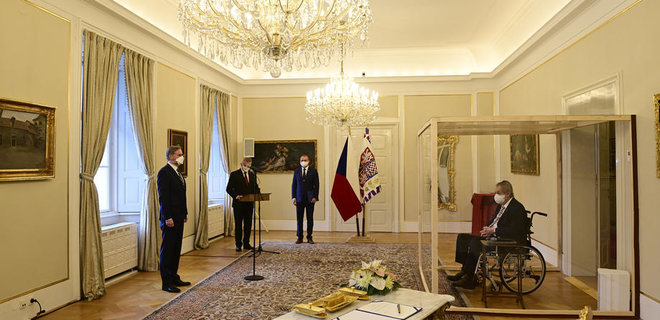 Земан призначив Фіалу прем'єр-міністром. Президент Чехії сидів у скляному боксі – фото - Фото