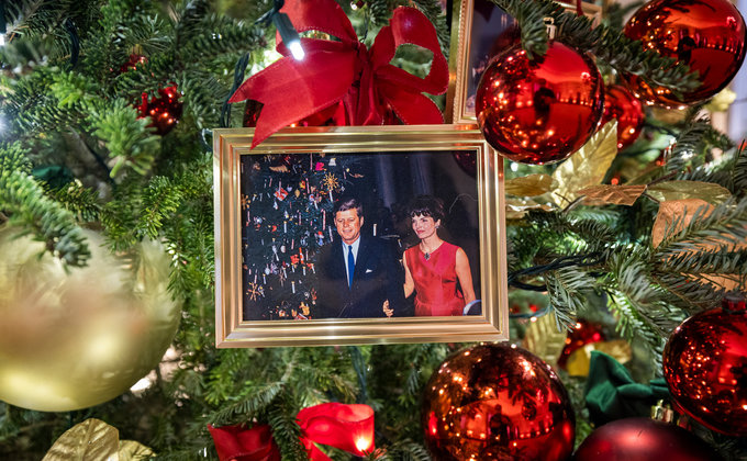 Белый дом украсили к Рождеству: установили 41 елку, а на елке – портреты президентов: фото