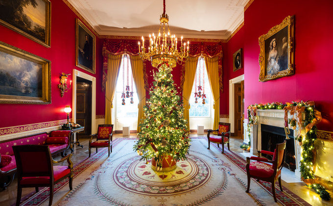 Белый дом украсили к Рождеству: установили 41 елку, а на елке – портреты президентов: фото