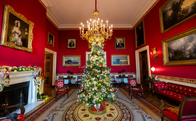 Білий дім прикрасили до Різдва: встановили 41 ялинку, а на ялинці – портрети президентів: фото