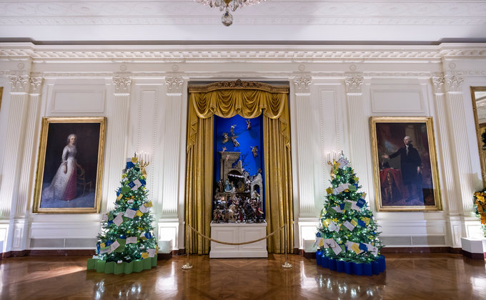 Білий дім прикрасили до Різдва: встановили 41 ялинку, а на ялинці – портрети президентів: фото