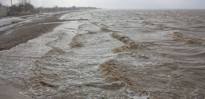 На Азовському морі оголошено штормове попередження: очікуються двометрові хвилі - Фото
