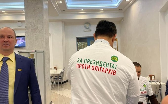 Силовики и автозаки, "слуги народа" в одинаковых футболках: как Рада встретила Зеленского
