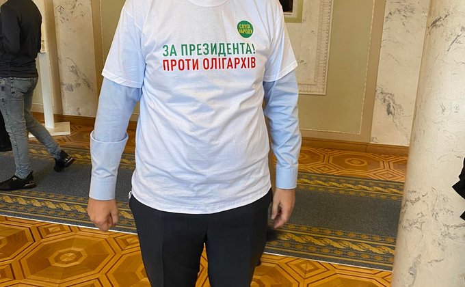 Силовики и автозаки, "слуги народа" в одинаковых футболках: как Рада встретила Зеленского