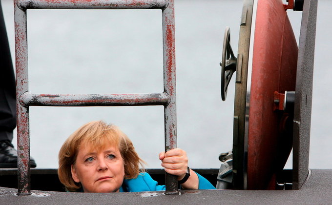 Інший бік Ангели Меркель: у сукні, з чоловіком, на підводному човні, з біженцями – фото