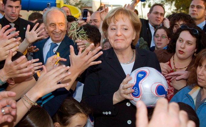 Другая сторона Ангелы Меркель: в платье, с мужем, на подлодке, с беженцами – фото
