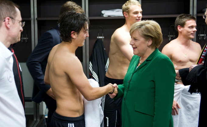 Інший бік Ангели Меркель: у сукні, з чоловіком, на підводному човні, з біженцями – фото