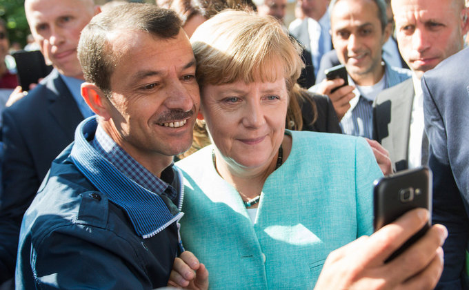 Другая сторона Ангелы Меркель: в платье, с мужем, на подлодке, с беженцами – фото