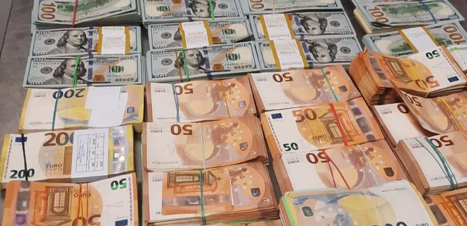 У двух пассажирок из ЕС в аэропорту Львова конфисковали валюту и ценности на 15 миллионов - Фото