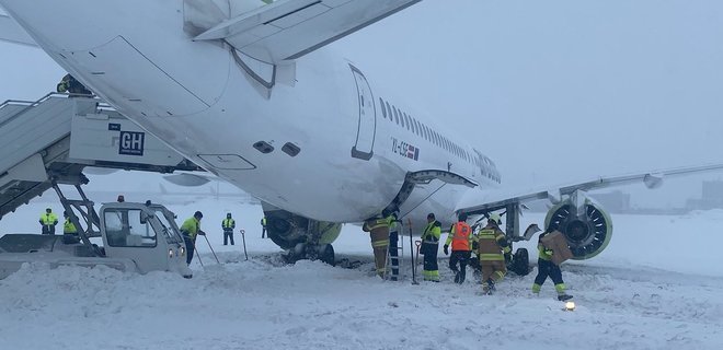 В Риге самолет съехал с рулежной дорожки, на борту был глава МИД Латвии: фото, видео - Фото