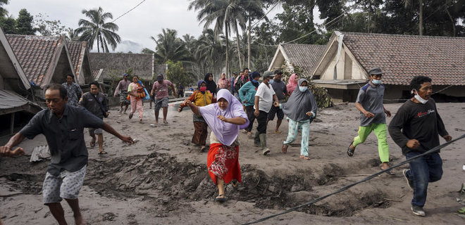 Извержение вулкана в Индонезии: погибли 13 человек, более 50 получили ранения - Фото