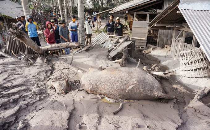 Все сіре. Вулкан в Індонезії поховав будинки під товстим шаром пилу та змінив пейзаж: фото