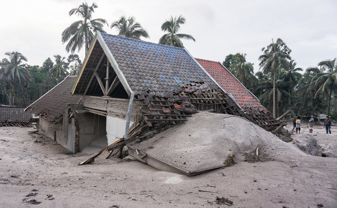 Все серое. Вулкан в Индонезии похоронил дома под толстым слоем пыли и изменил пейзаж: фото