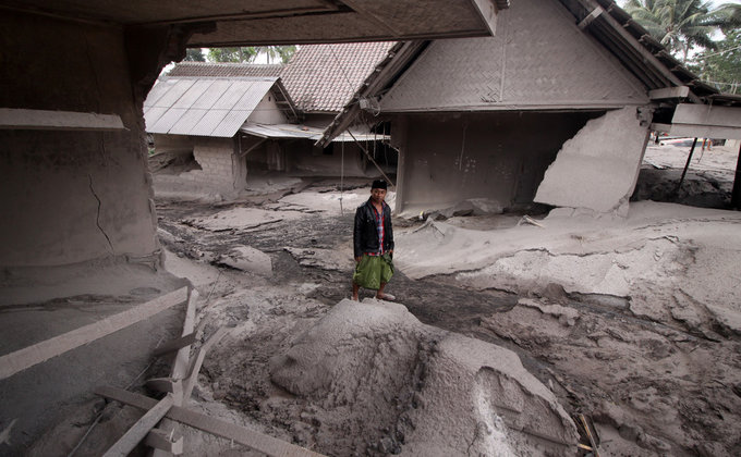 Все серое. Вулкан в Индонезии похоронил дома под толстым слоем пыли и изменил пейзаж: фото