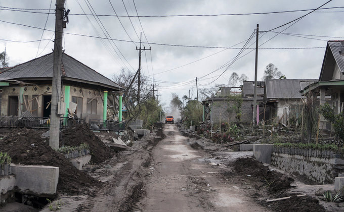 Все сіре. Вулкан в Індонезії поховав будинки під товстим шаром пилу та змінив пейзаж: фото