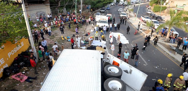 В Мексике грузовик перевернулся и врезался в мост: 53 погибших, десятки раненых – фото - Фото