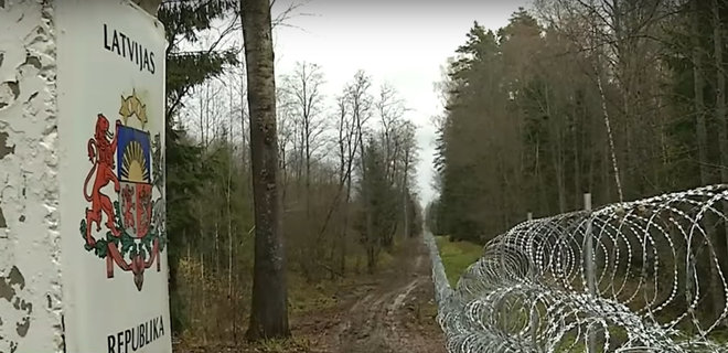 Беларусь перебрасывает мигрантов к нашей границе – МВД Латвии - Фото