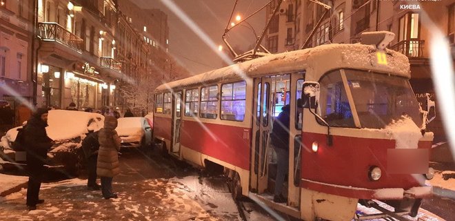 В Киеве из-за непогоды сошел с рельсов трамвай: фото - Фото