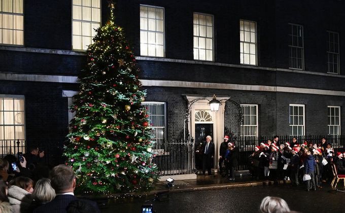 Самые красивые рождественские елки: как столицы мира подготовились к празднику – фото