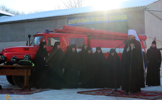 В Украине появилась первая команда пожарниц-монахинь во главе с игуменьей: фото