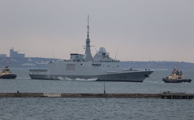 До порту Одеси увійшов найсучасніший військовий корабель ВМС Франції – фото, відео