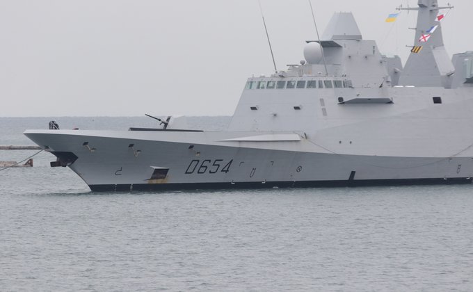 До порту Одеси увійшов найсучасніший військовий корабель ВМС Франції – фото, відео