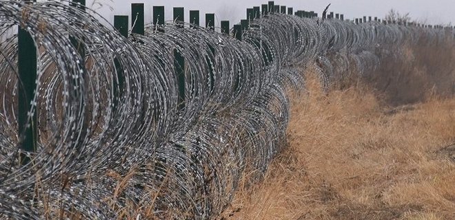 Донбасс. На границе с Россией построили 100 км забора с колючей проволокой - Фото