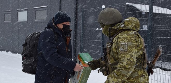 Донбас. Окупанти блокують п'ять із семи пунктів пропуску на лінії розмежування - Фото