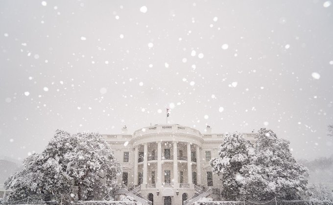 Снігопад "приземлив" вертоліт Байдена: фото негоди у Вашингтоні