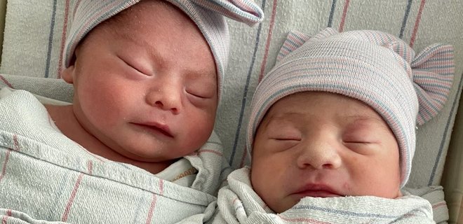В США двойняшки родились с разницей в 15 минут: один в 2021, а другая в 2022 году - Фото
