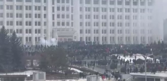 Протесты в Казахстане. В Алматы идут столкновения и штурм акимата: здание горит – видео - Фото