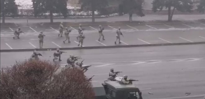 Стрельба и БТРы. На главной площади Алматы произошли столкновения с военными – Reuters - Фото