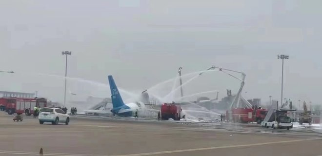 В Китае российский самолет загорелся и развалился на части – фото, видео - Фото