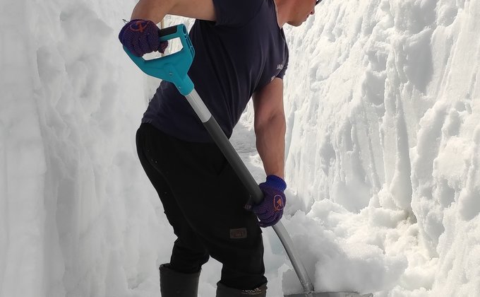 "Велике прибирання". Українські полярники відкопують станцію після рекордного снігопаду: фото