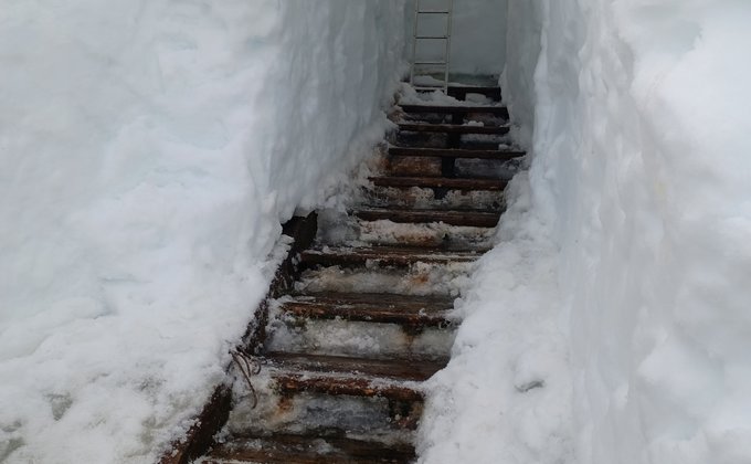 "Велике прибирання". Українські полярники відкопують станцію після рекордного снігопаду: фото