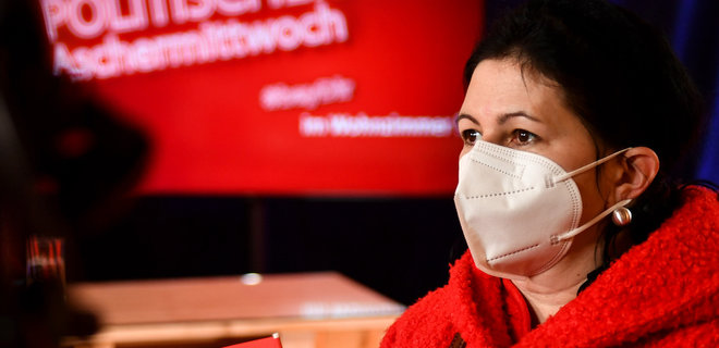В Латвии запретили тканевые маски в общественных местах – надо медицинские или респираторы - Фото