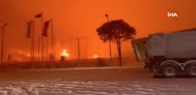 Потужний вибух і пожежа. Горить 970-кілометровий нафтопровід Кіркук-Джейхан у Туреччині: відео - Фото