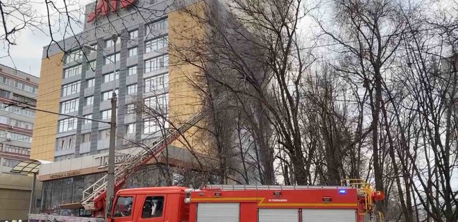 В Днепре горит офис АТБ. Пожар распространился на семь этажей здания: фото, видео - Фото