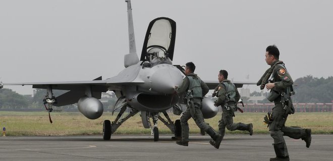 Тайвань заявил о вторжении десятков боевых самолетов Китая в его воздушное пространство - Фото