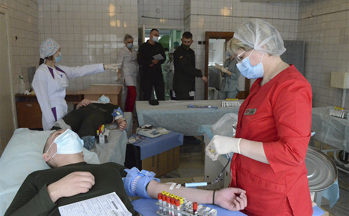 Более 40 л крови сдали для пострадавших от стрельбы на Южмаше, в очереди 103 донора: фото