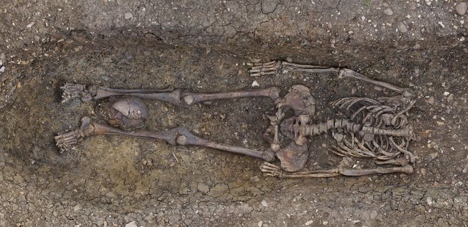 Отголосок Римской империи. В Англии нашли обезглавленные скелеты, черепа между ног – фото - Фото
