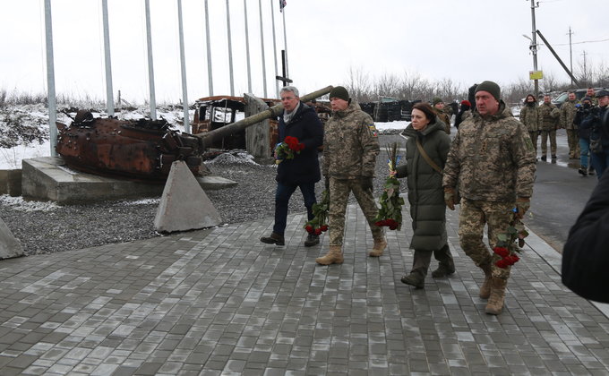 На Донбасс на линию фронта отвезли более 20 западных журналистов. Что им показали: фото